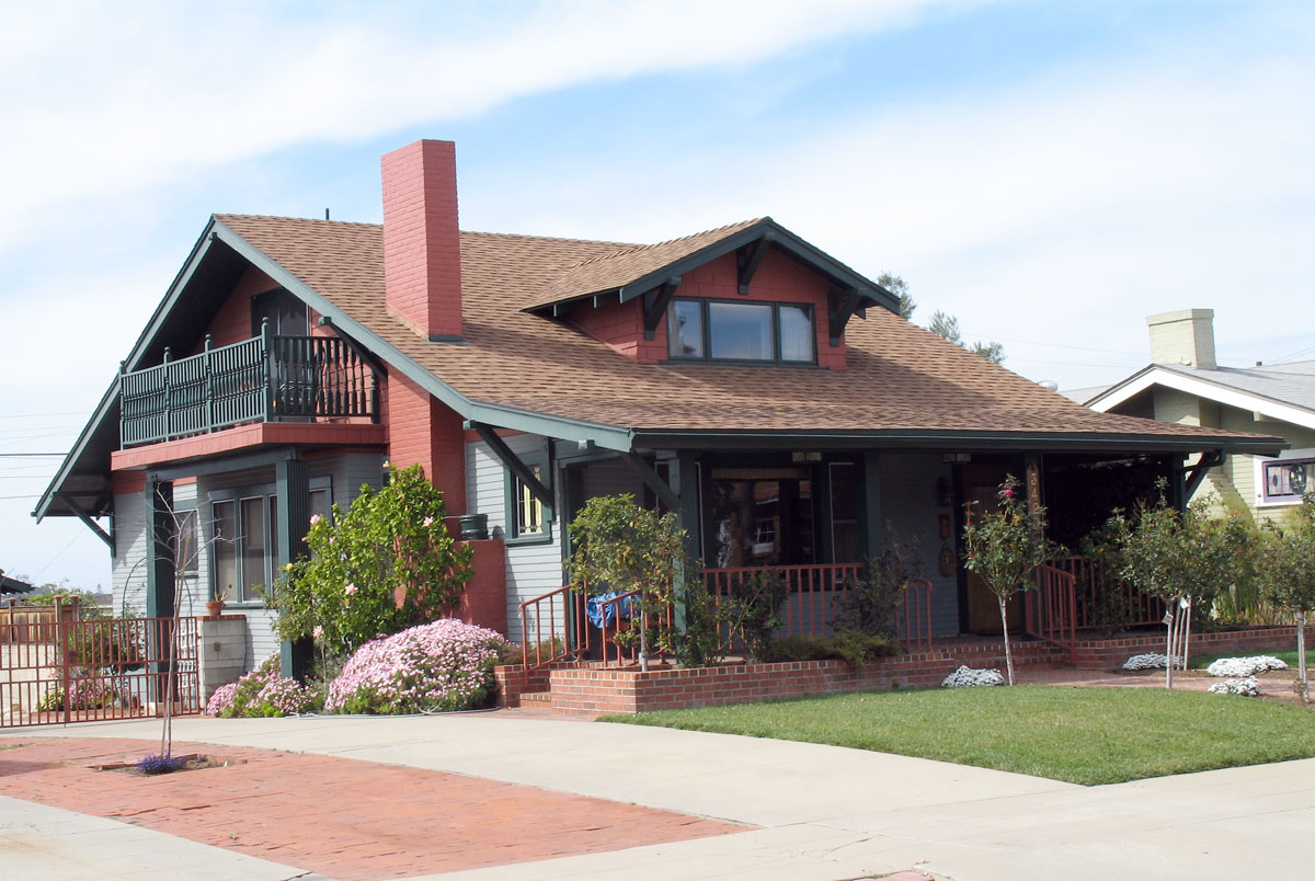 Original licensed photograph of the same Craftsman house
